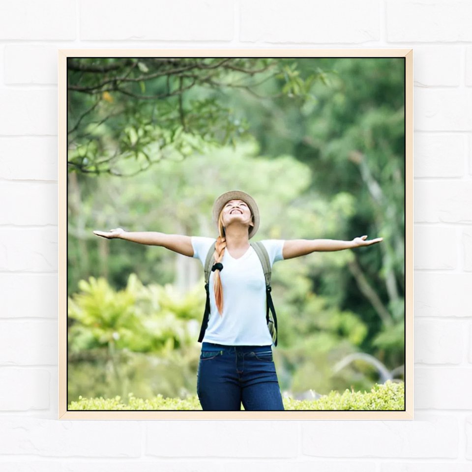 Фотография на холсте 40х40 в парящей теневой рамке молочно-белого цвета