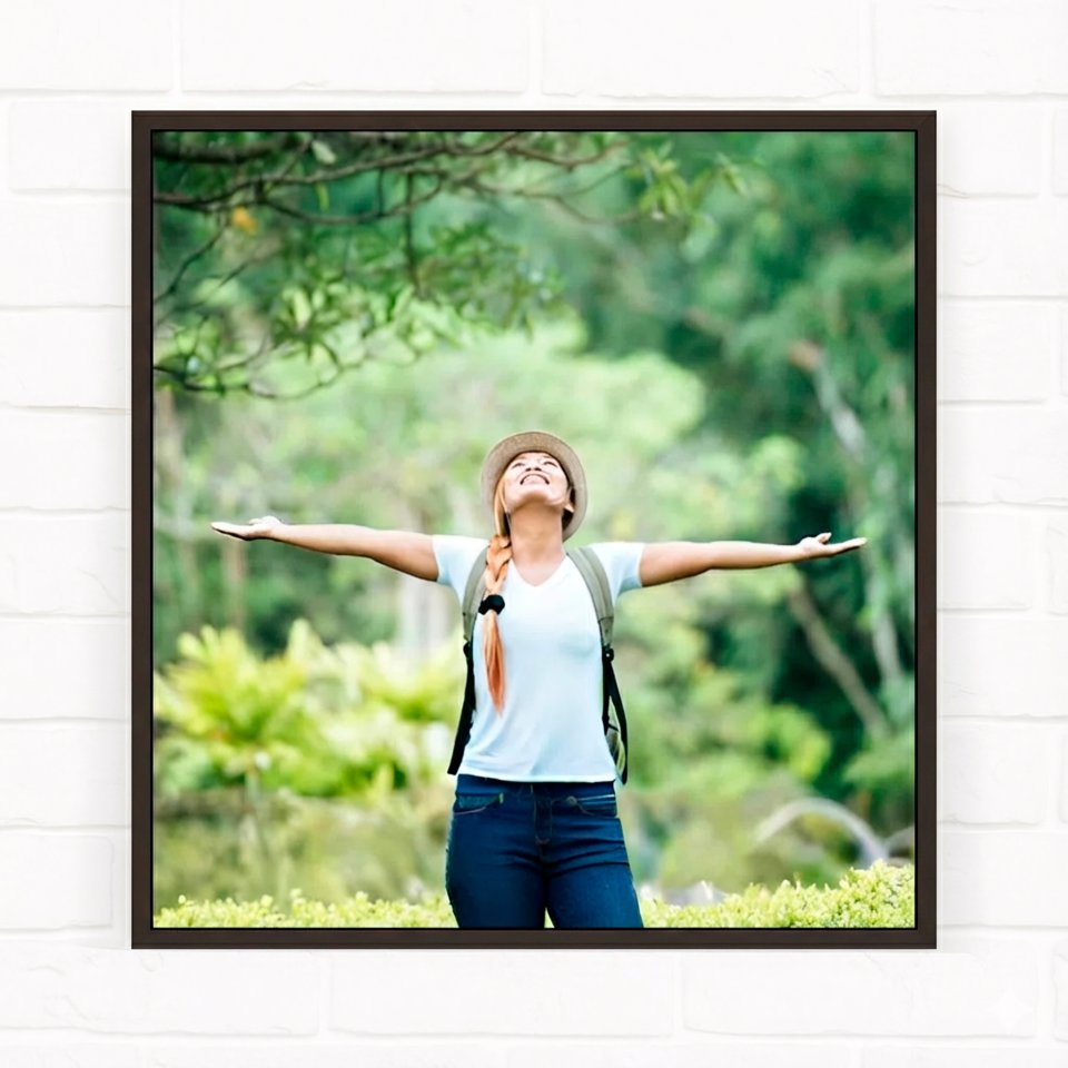 Фотография на холсте 80х80 в парящей теневой рамке цвета венге