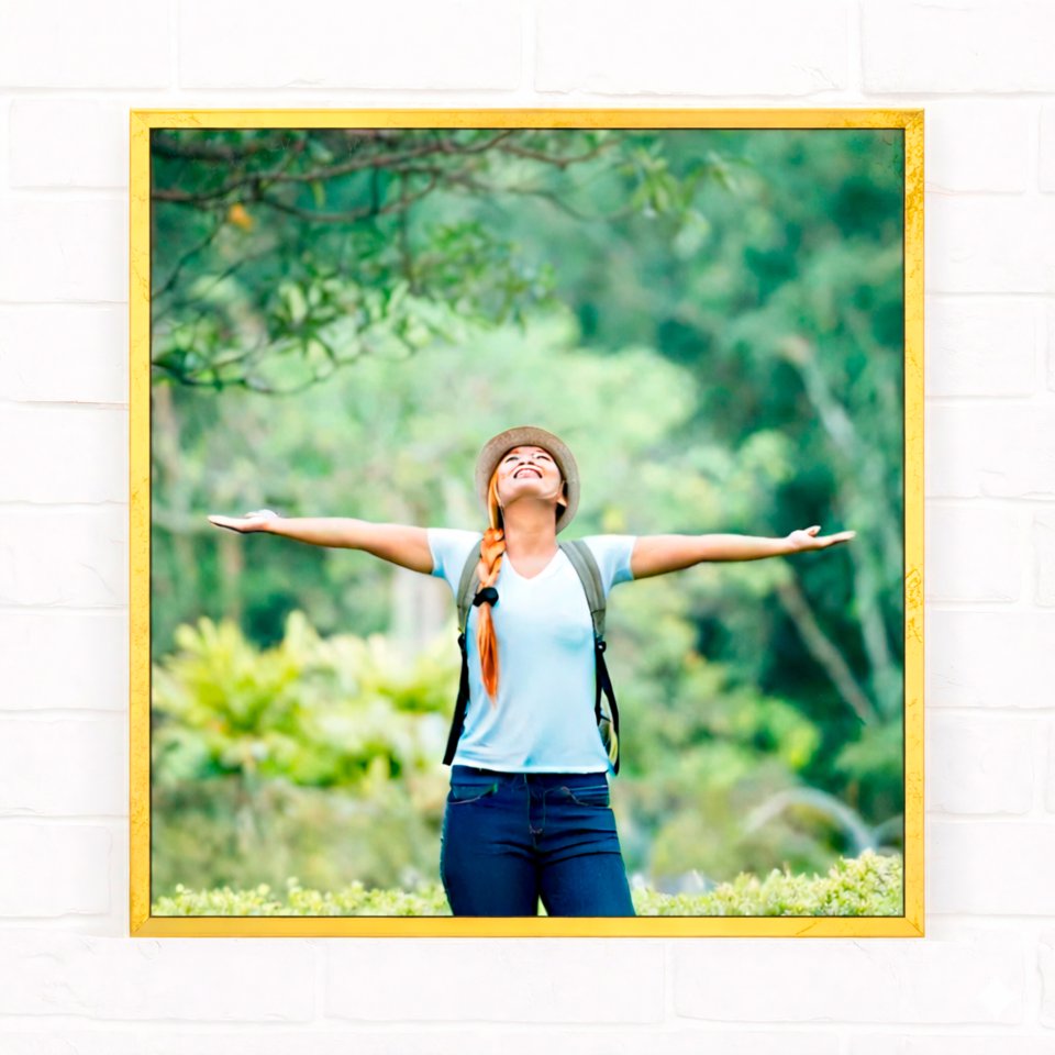 Фотография на холсте 80х80 в парящей теневой рамке цвета античное золото