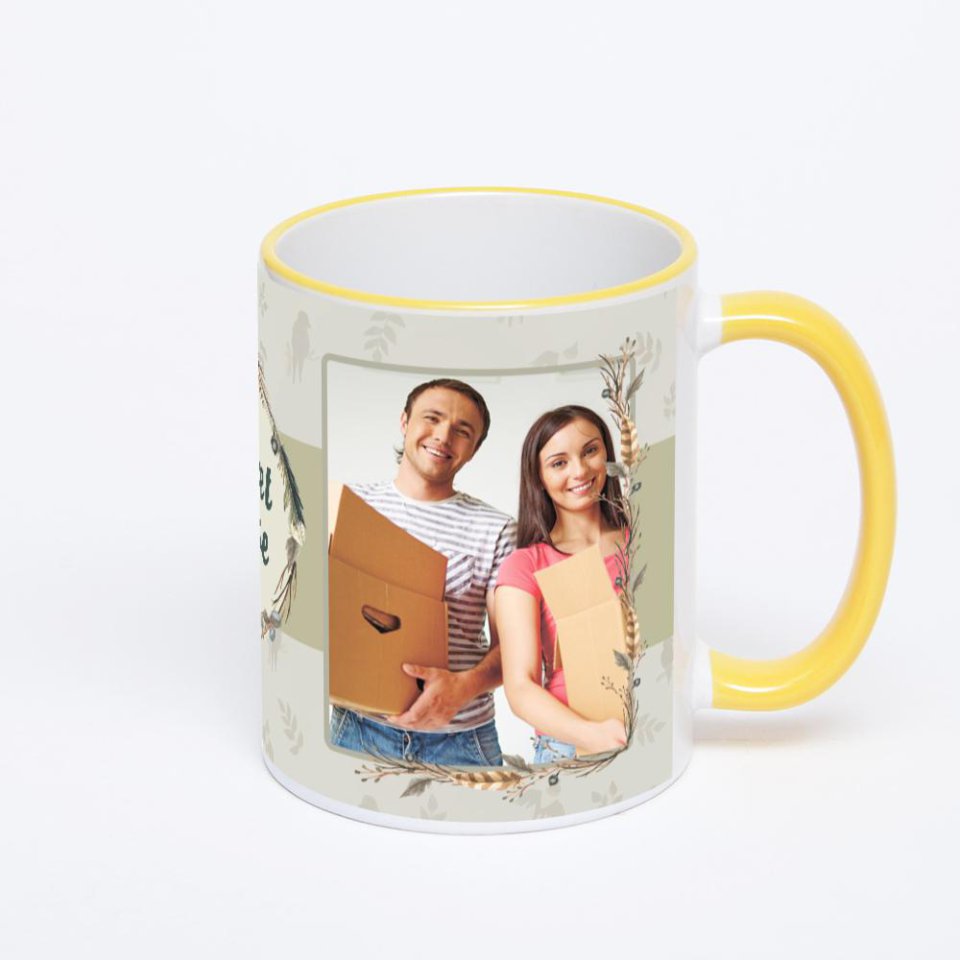 Кружка с желтой ручкой и ободком