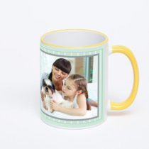 Кружка с желтой ручкой и ободком