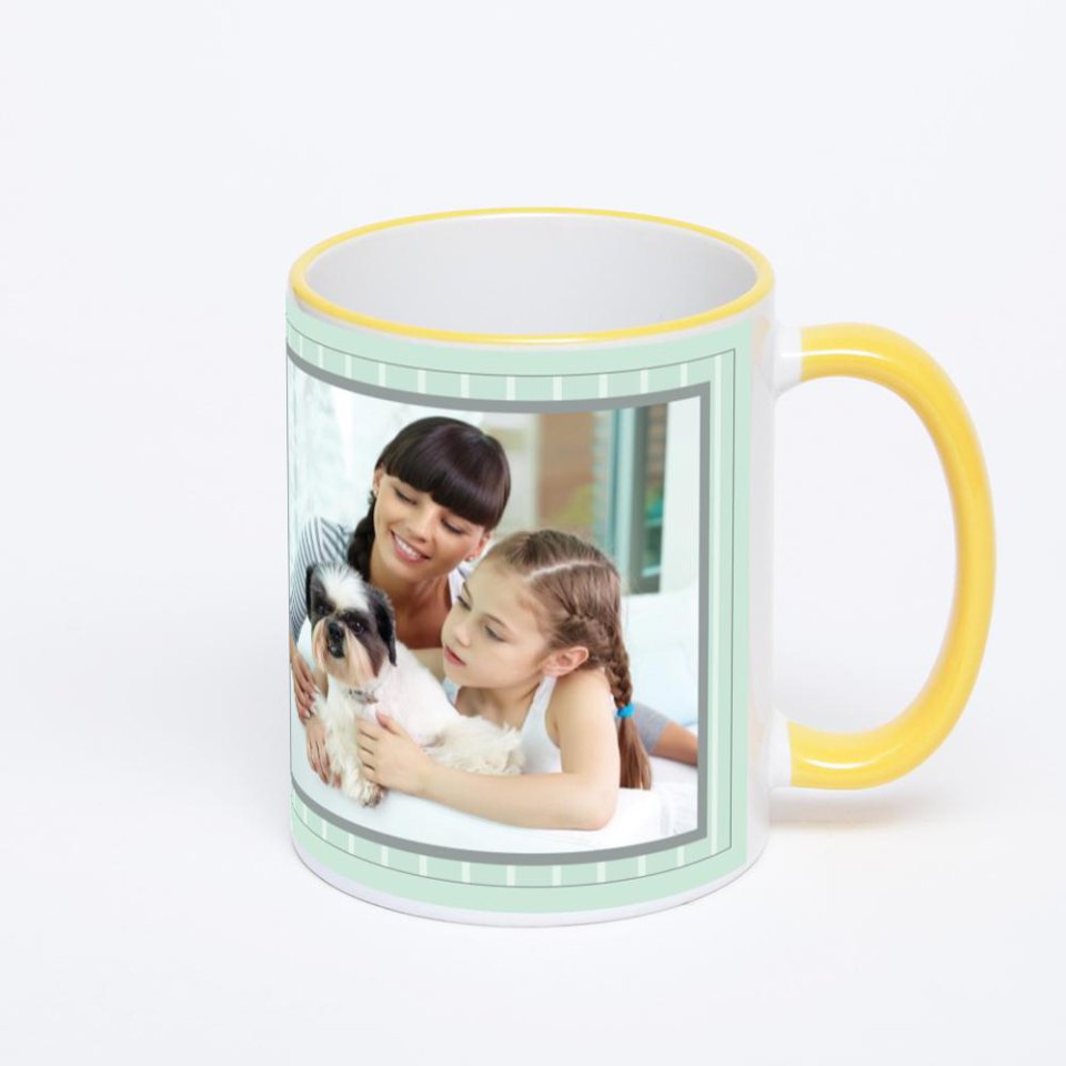 Кружка с желтой ручкой и ободком