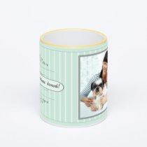 Кружка с желтой ручкой и ободком