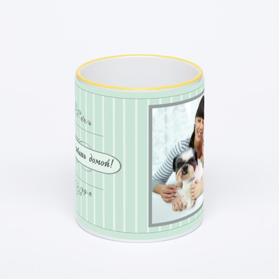 Кружка с желтой ручкой и ободком