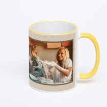 Кружка с желтой ручкой и ободком