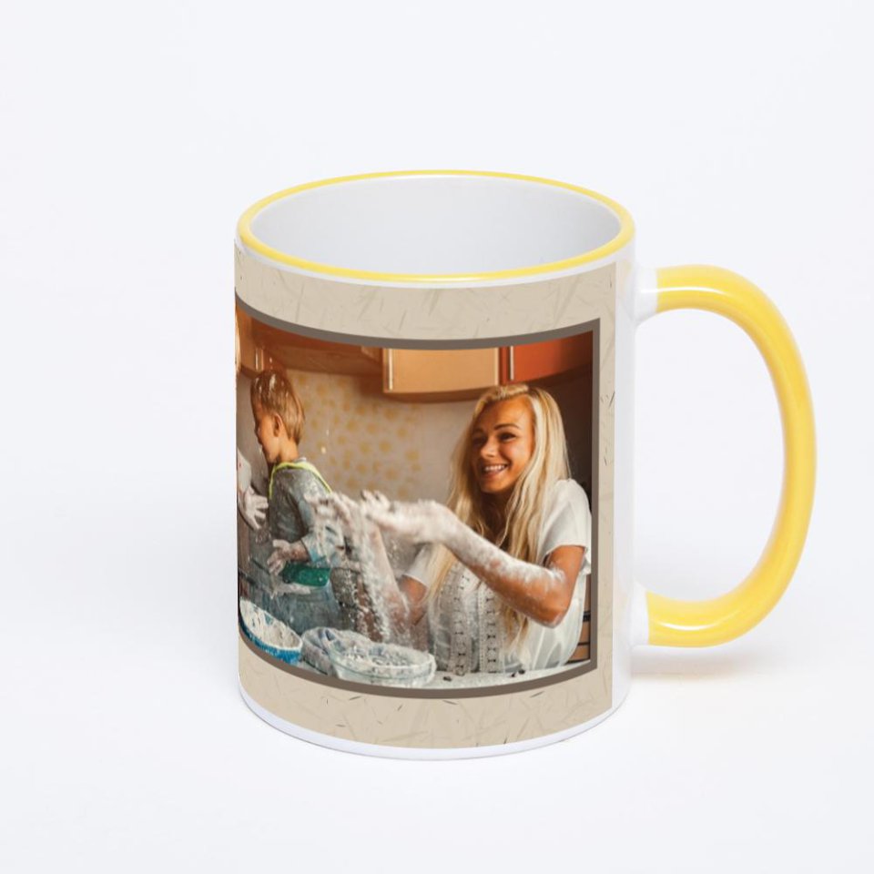 Кружка с желтой ручкой и ободком