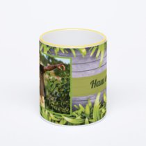 Кружка с желтой ручкой и ободком