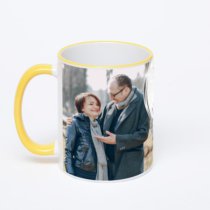 Кружка с желтой ручкой и ободком