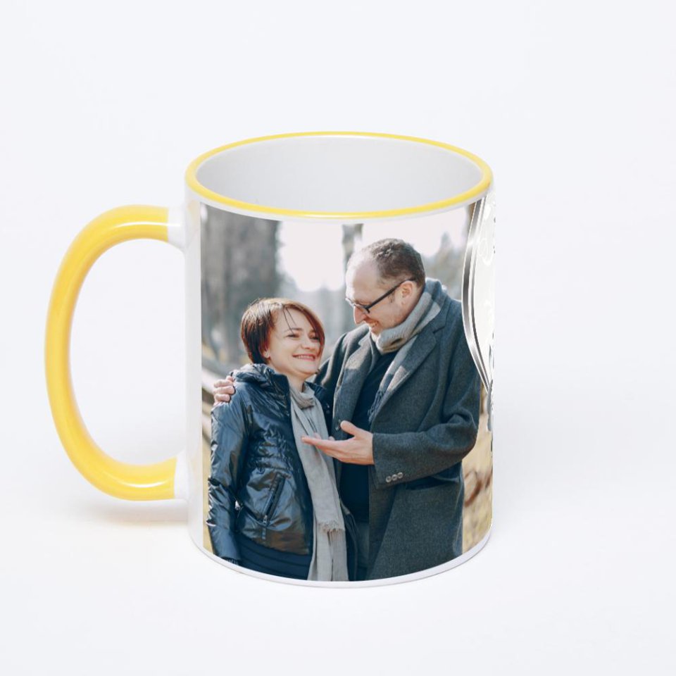 Кружка с желтой ручкой и ободком