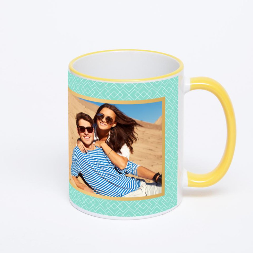 Кружка с желтой ручкой и ободком