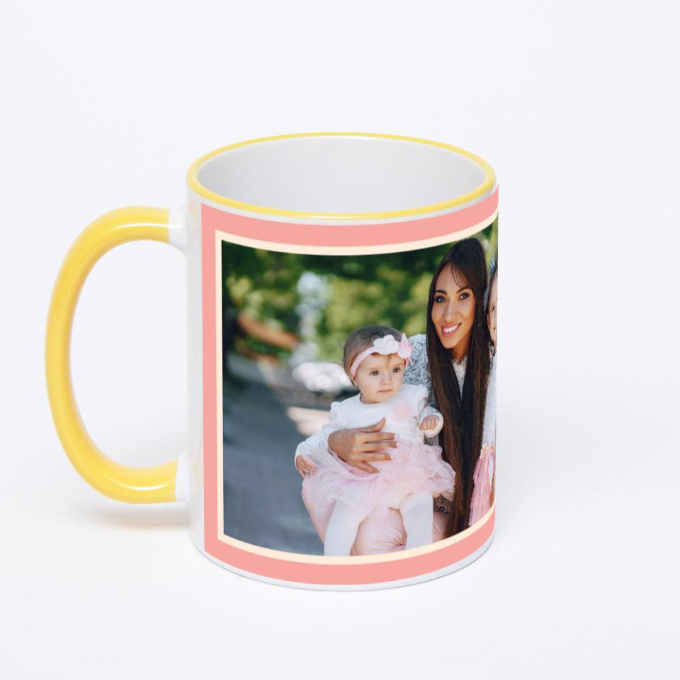 Кружка с желтой ручкой и ободком