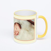 Кружка с желтой ручкой и ободком