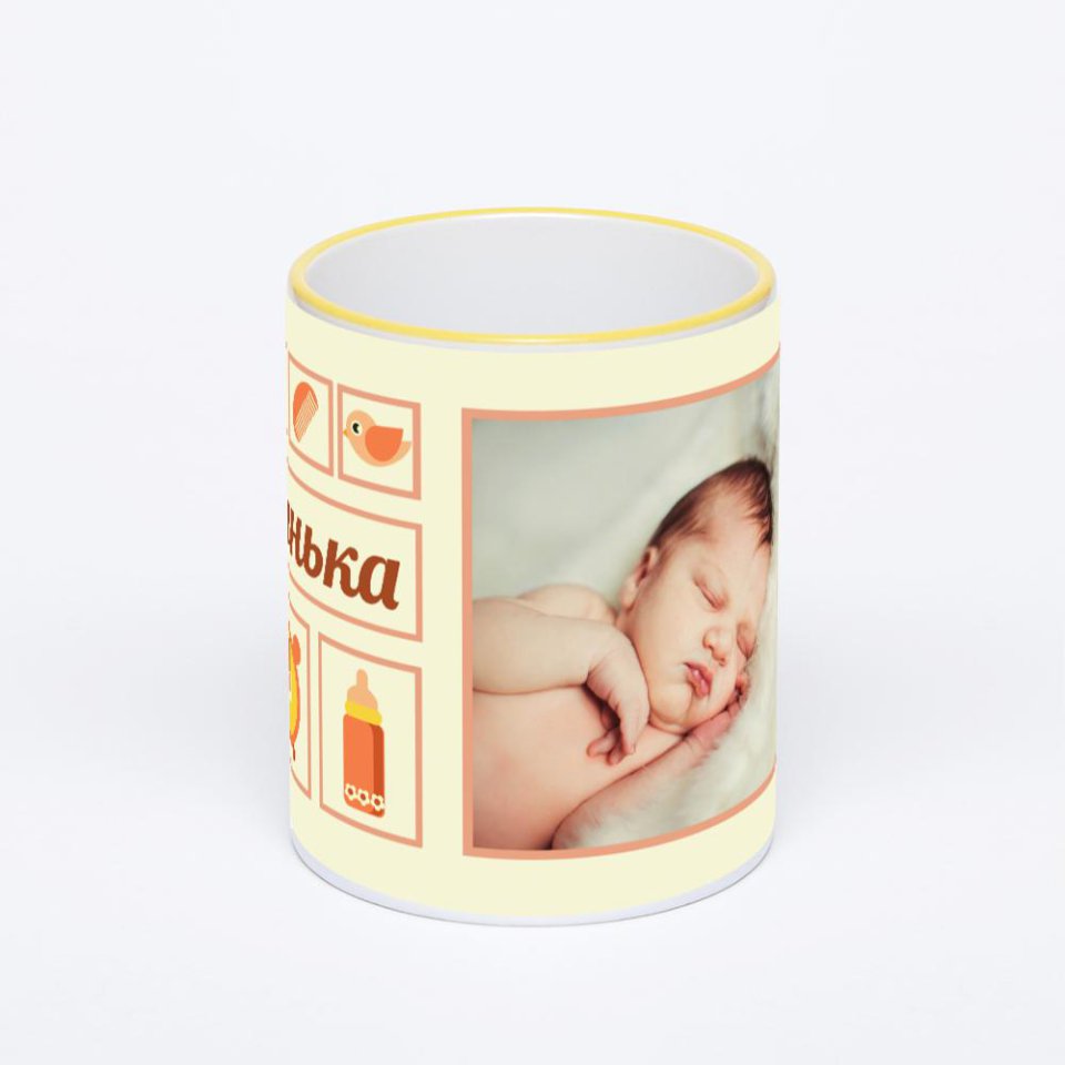 Кружка с желтой ручкой и ободком