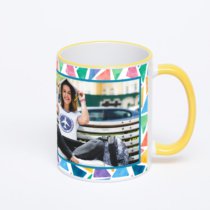 Кружка с желтой ручкой и ободком