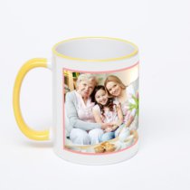 Кружка с желтой ручкой и ободком