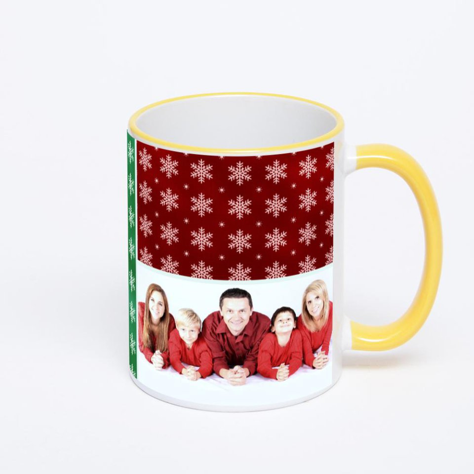 Кружка с желтой ручкой и ободком