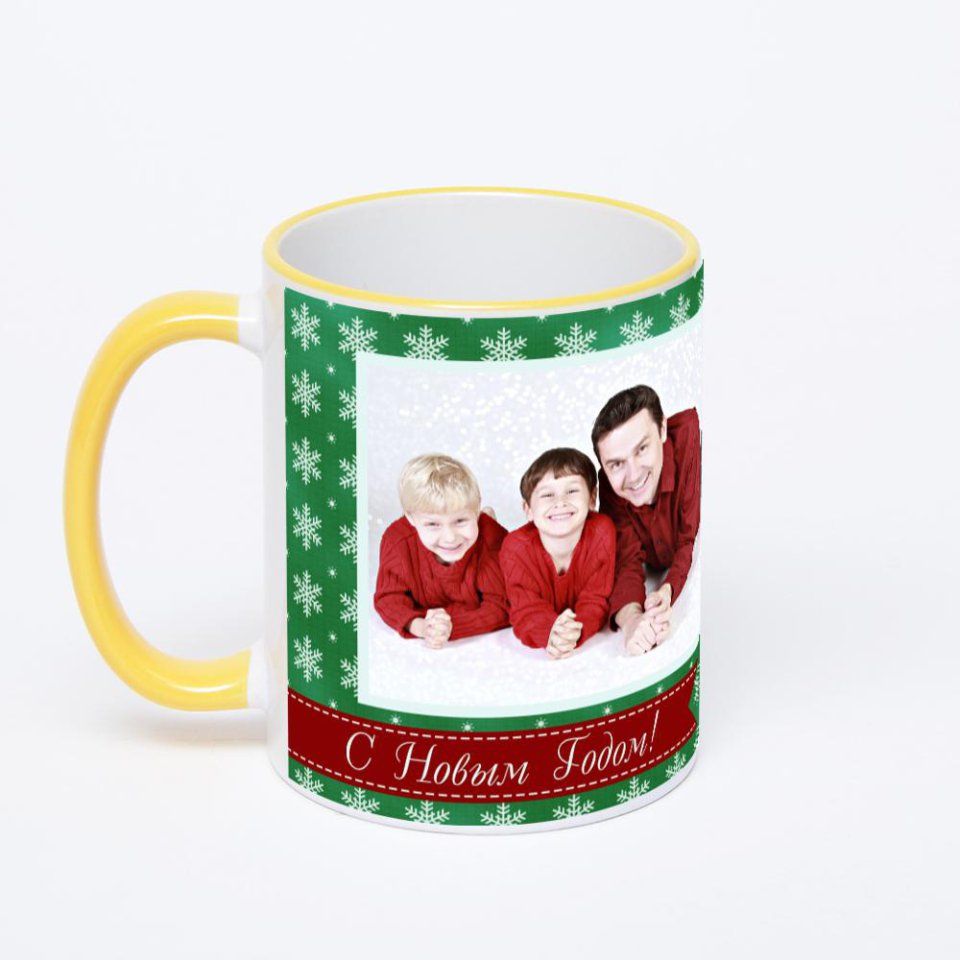 Кружка с желтой ручкой и ободком