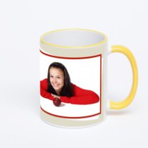 Кружка с желтой ручкой и ободком