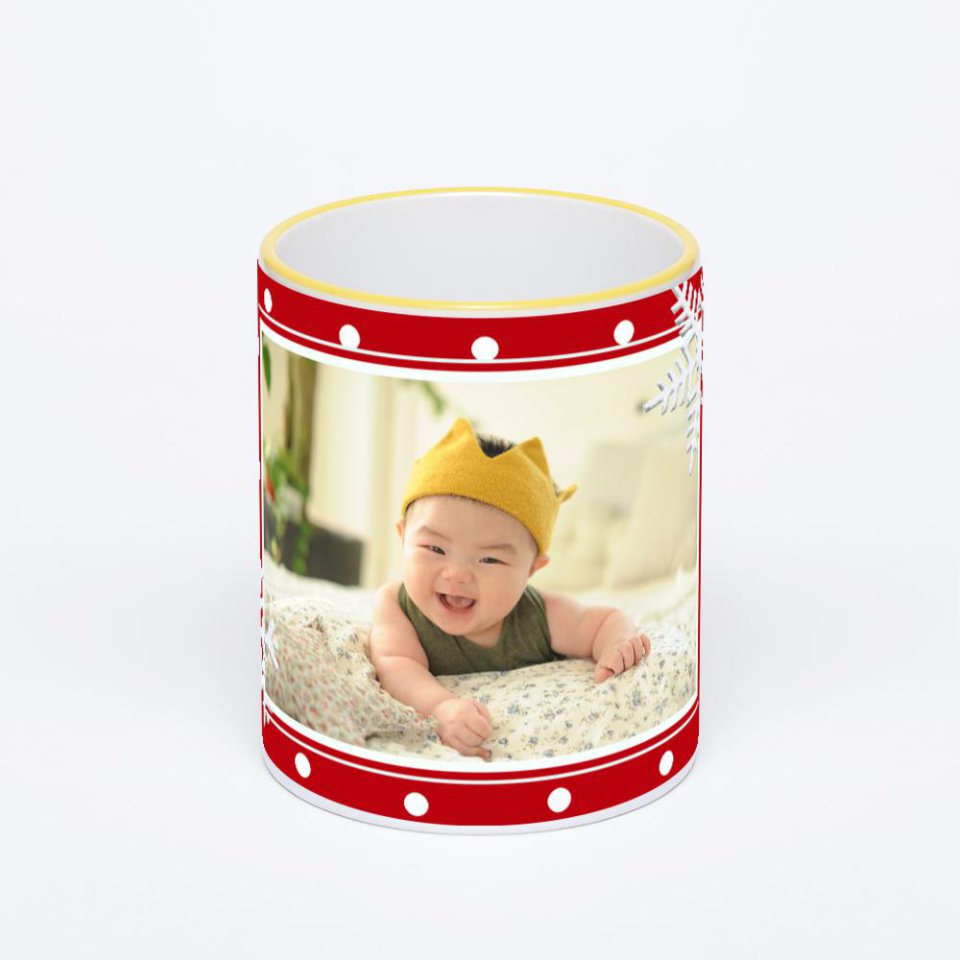 Кружка с желтой ручкой и ободком