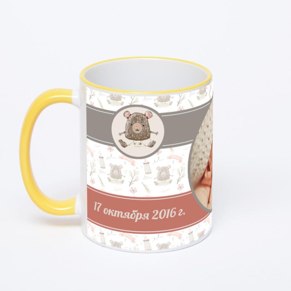 Кружка с желтой ручкой и ободком