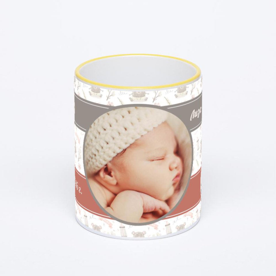 Кружка с желтой ручкой и ободком