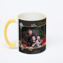 Кружка с желтой ручкой и ободком