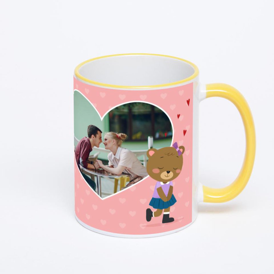 Кружка с желтой ручкой и ободком