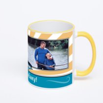 Кружка с желтой ручкой и ободком