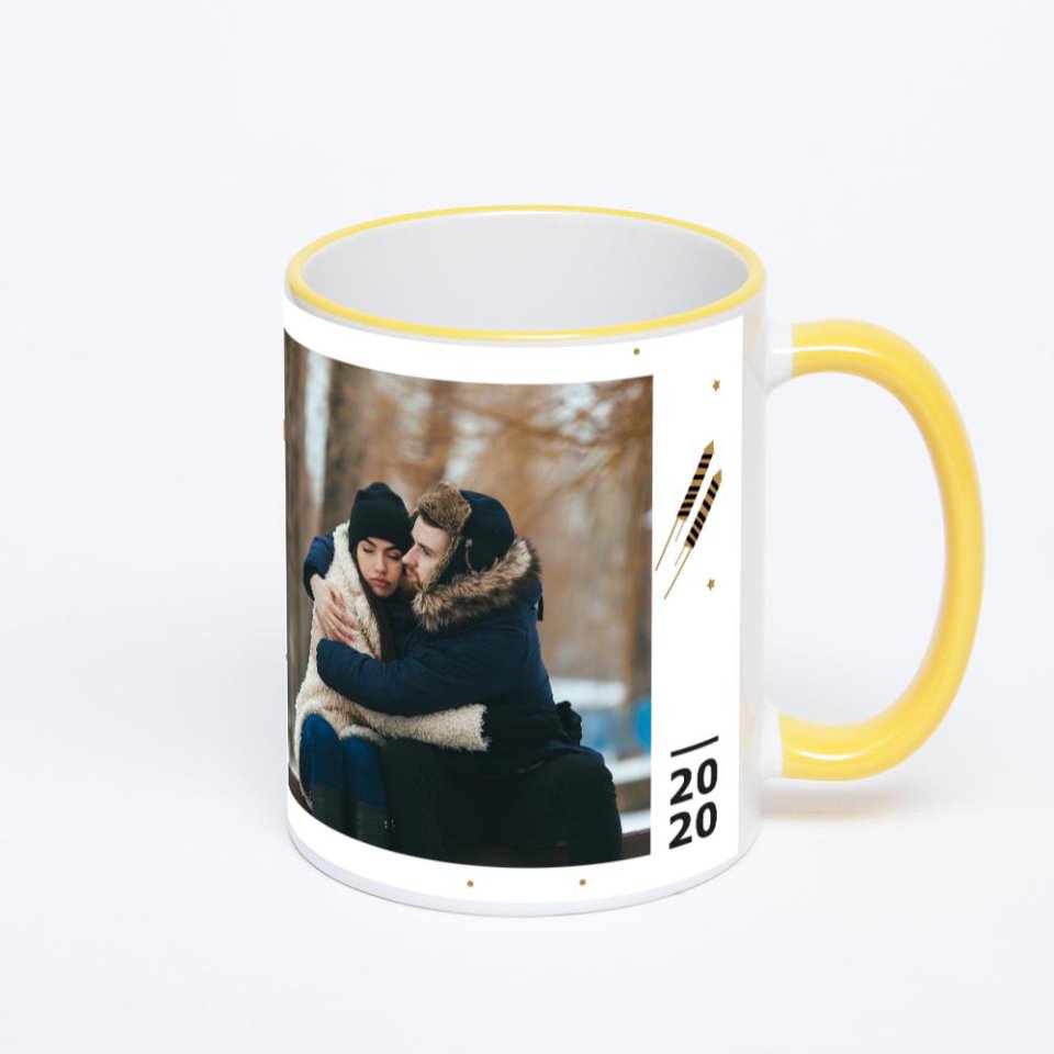 Кружка с желтой ручкой и ободком