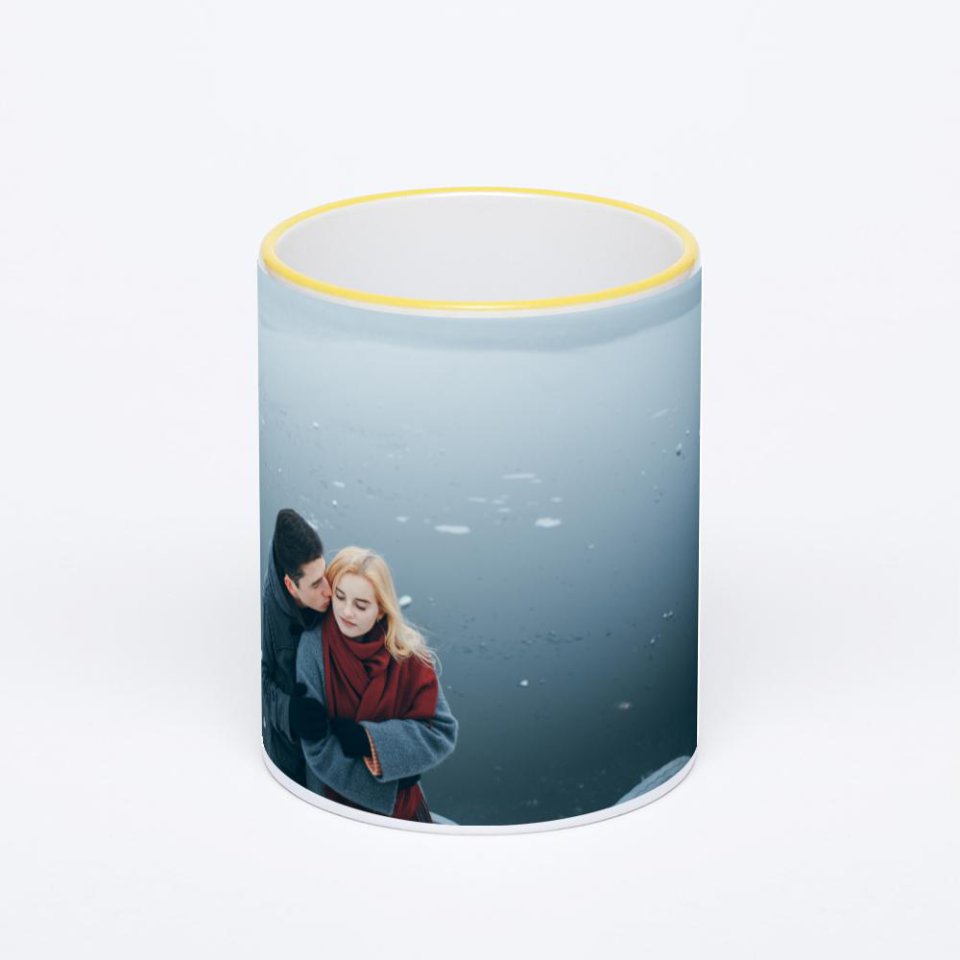 Кружка с желтой ручкой и ободком