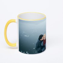 Кружка с желтой ручкой и ободком