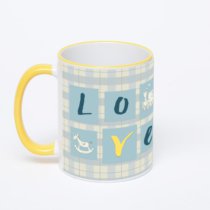 Кружка с желтой ручкой и ободком