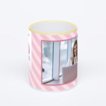 Кружка с желтой ручкой и ободком