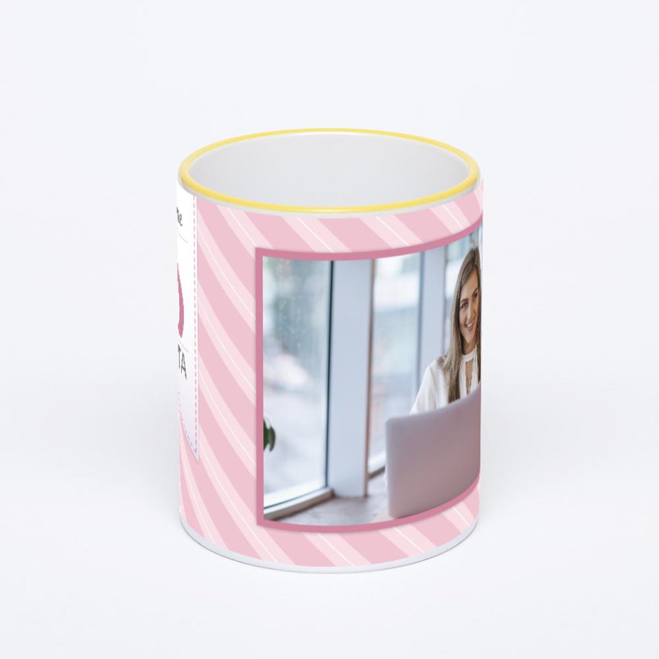 Кружка с желтой ручкой и ободком