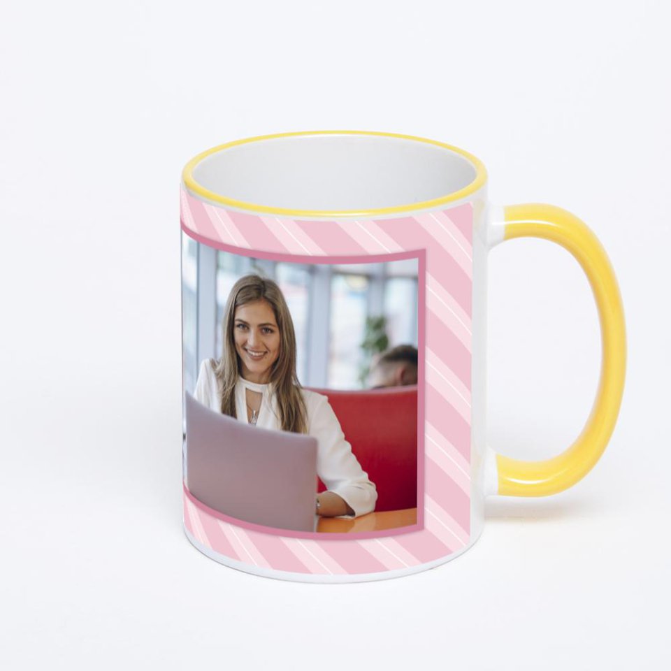 Кружка с желтой ручкой и ободком