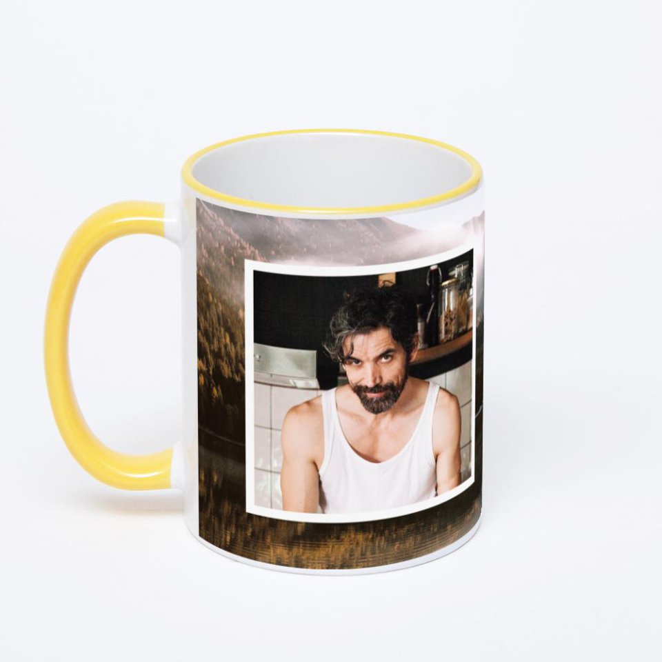 Кружка с желтой ручкой и ободком