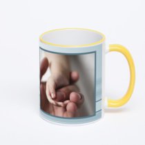 Кружка с желтой ручкой и ободком