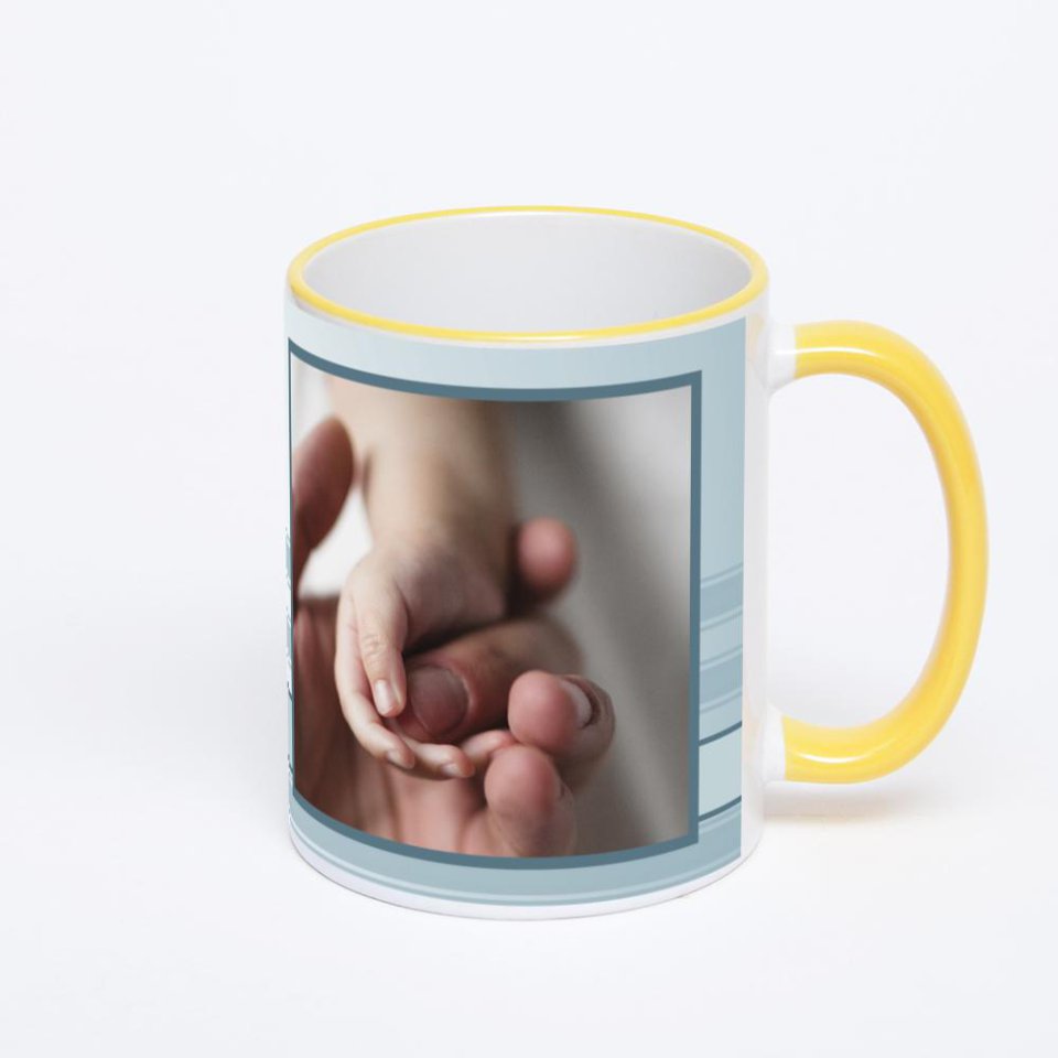 Кружка с желтой ручкой и ободком