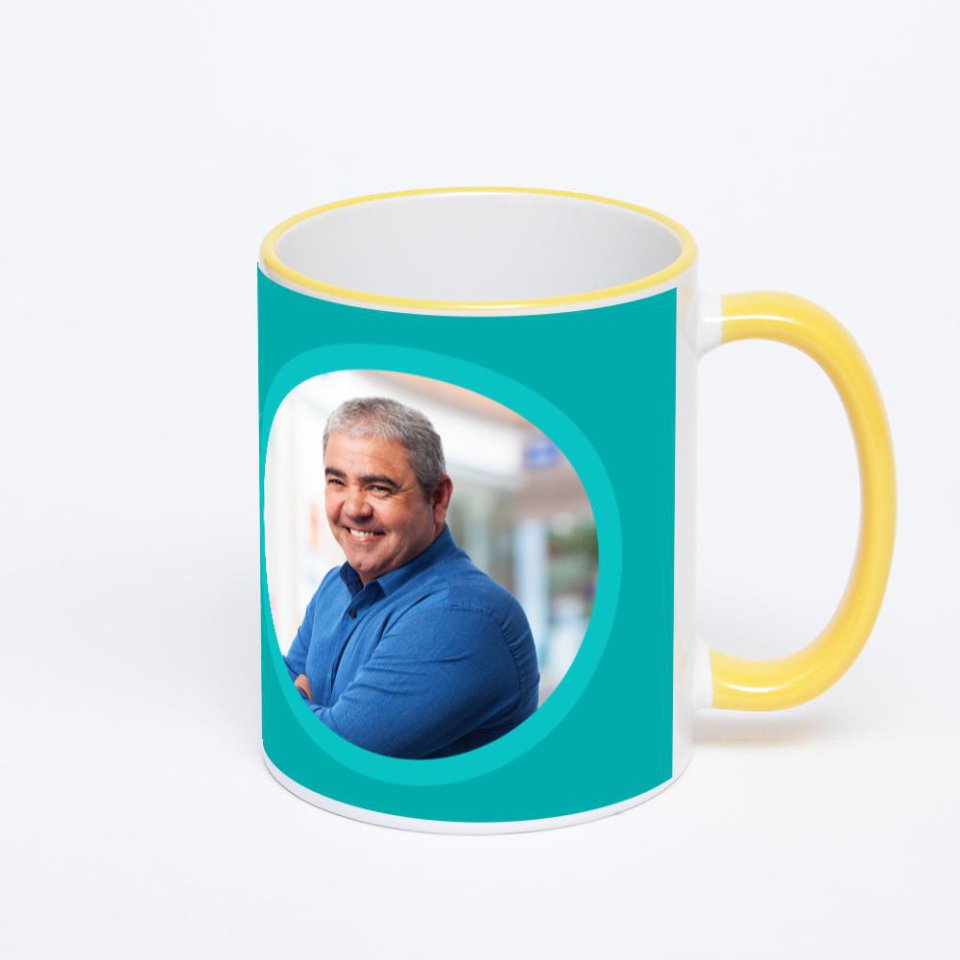 Кружка с желтой ручкой и ободком