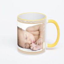 Кружка с желтой ручкой и ободком