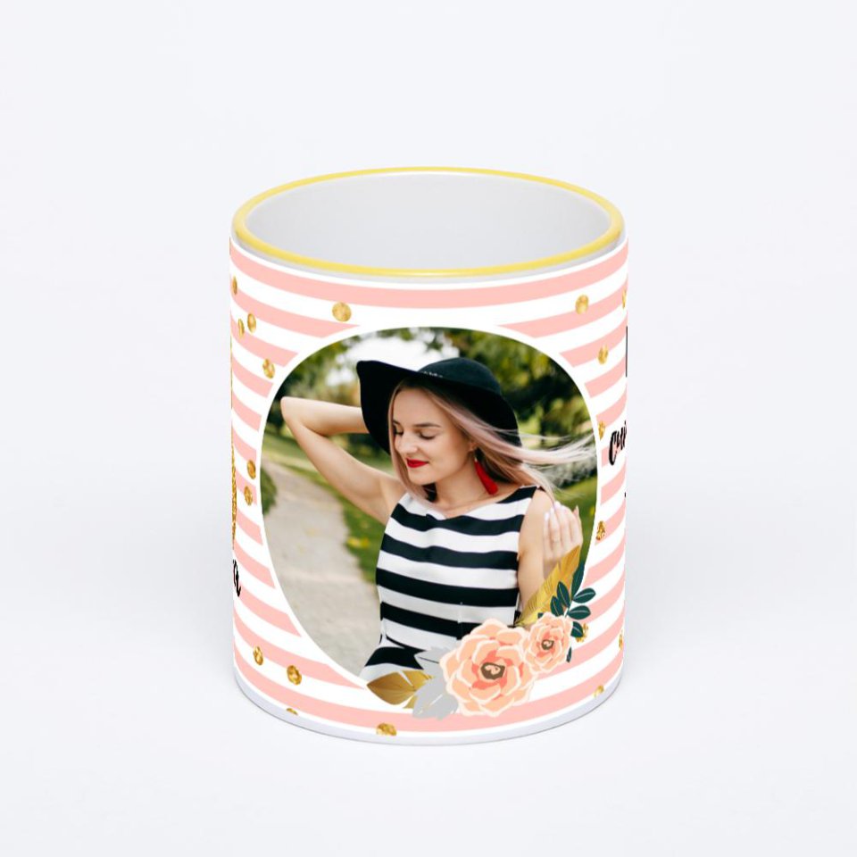 Кружка с желтой ручкой и ободком