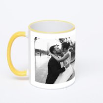 Кружка с желтой ручкой и ободком