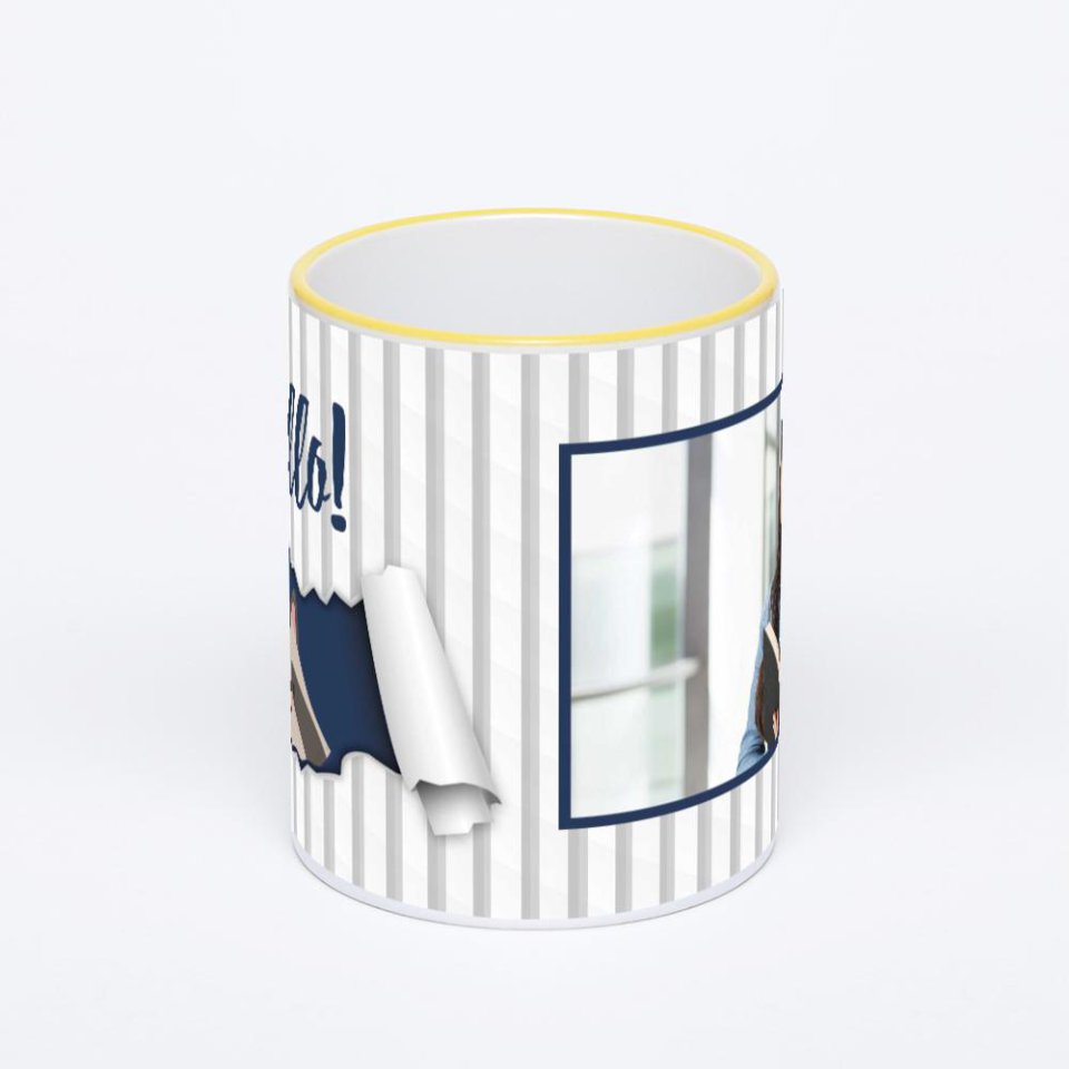 Кружка с желтой ручкой и ободком