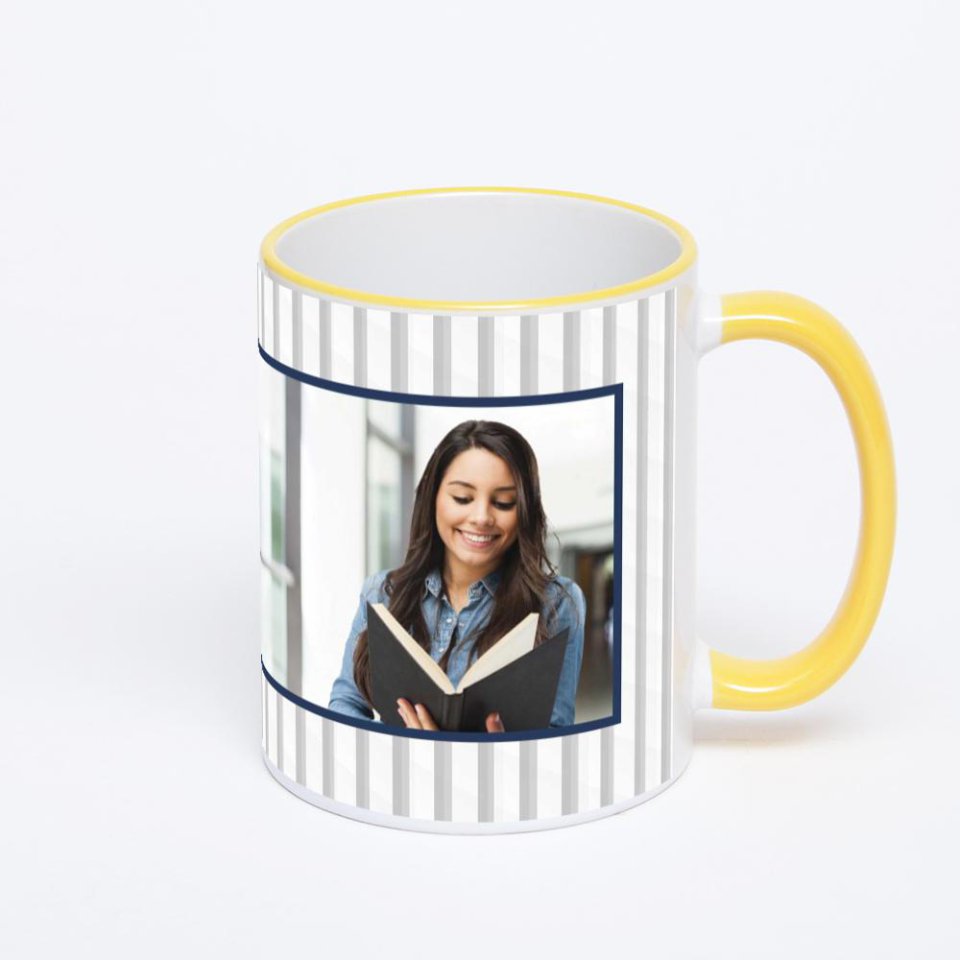 Кружка с желтой ручкой и ободком