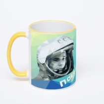 Кружка с желтой ручкой и ободком