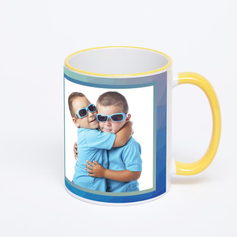 Кружка с желтой ручкой и ободком