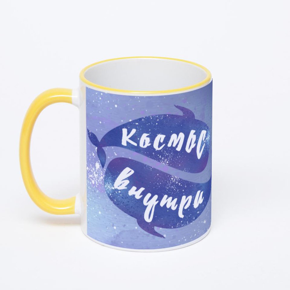 Кружка с желтой ручкой и ободком