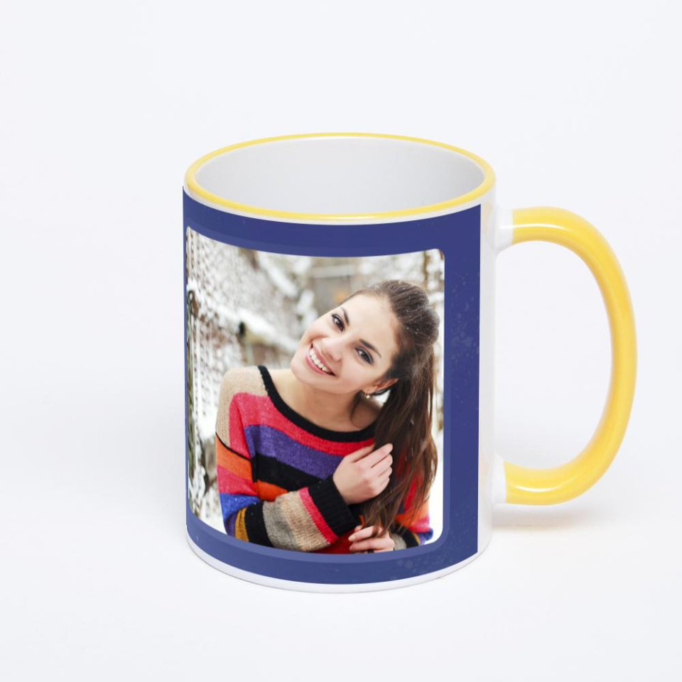 Кружка с желтой ручкой и ободком