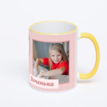 Кружка с желтой ручкой и ободком