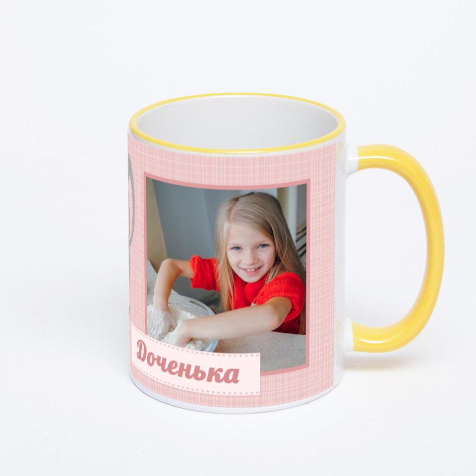 Кружка с желтой ручкой и ободком